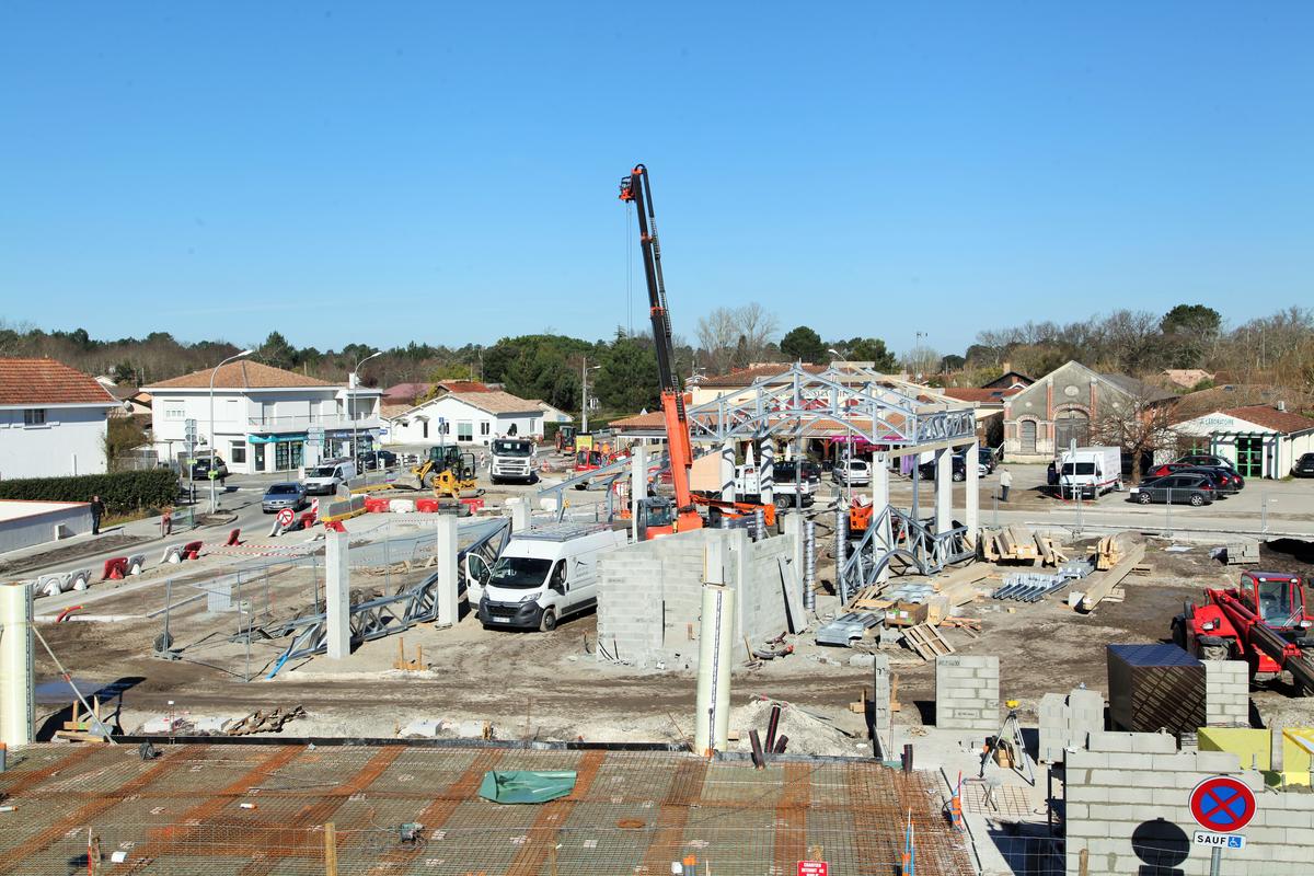 En février 2019, la construction de la halle de marché et de la place de la Gaîté en plein cœur du village