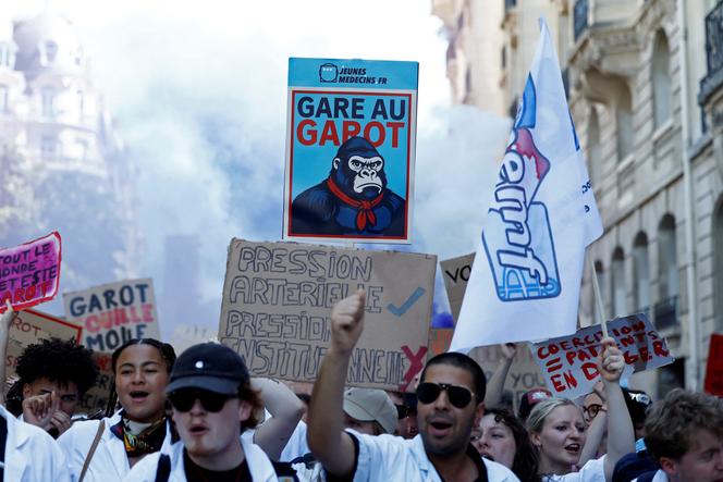 Lors d’une manifestation de médecins et d’internes pour protester contre la proposition de loi visant à résoudre le problème des déserts médicaux, à Paris, le 29 avril 2025.