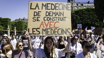 Une manifestation contre la proposition de loi Garot, le 29 avril 2025, à Paris. (ERIC BRONCARD / HANS LUCAS / AFP)