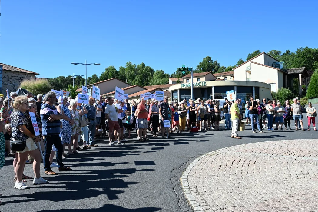 , « Aujourd’hui, le bon sens, il a foutu le camp » : la Haute-Loire mobilisée contre la fermeture annoncée de 12 agences du Crédit Agricole