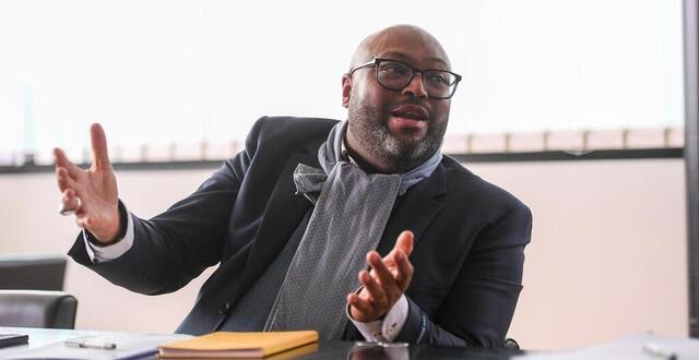 photo lamine naham, maire de tr&eacute;laz&eacute; et vice-pr&eacute;sident de l&rsquo;association des maires ville et banlieue de france, tire la sonnette d&rsquo;alarme sur la suppression du pass&rsquo;sport pour les 6-13 ans. &copy; archives co &ndash; josselin clair 