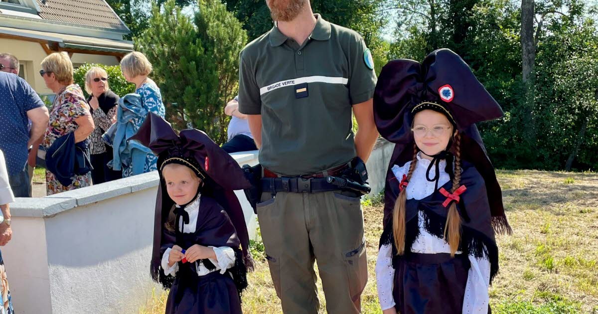 , Accueil Société Les habitants fêtent la rénovation de la rue de la Vallée en présence de leurs amis …