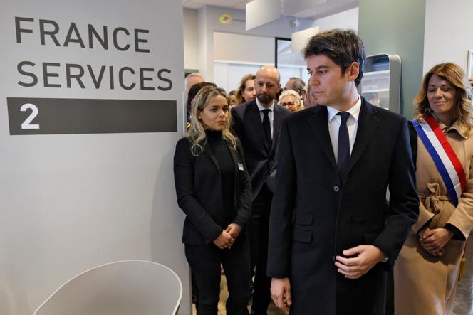 Gabriel Attal, alors premier ministre, en visite dans une maison France Services, à Sceaux (Hauts-de-Seine), le 23 avril 2024.