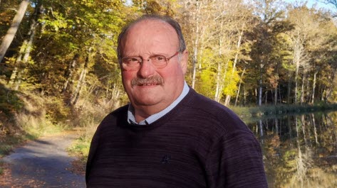 S'il est souvent sur les routes de France pour son mandat de pr&eacute;sident national des maires ruraux, Michel Fournier continue de passer la moiti&eacute; de son temps dans la V&ocirc;ge. Photo Association des Maires Ruraux De