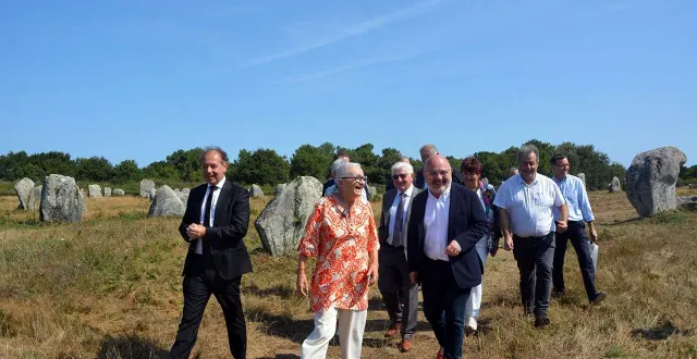 photo ministre d&eacute;l&eacute;gu&eacute;e charg&eacute;e de la ruralit&eacute;, fran&ccedil;oise gatel &eacute;tait en visite &agrave; carnac, ce mercredi 6&nbsp;ao&ucirc;t 2025, accompagn&eacute;e d&rsquo;&eacute;lus locaux, du pr&eacute;fet micha&euml;l galy (&agrave; gauche), ainsi que de&nbsp;fr&eacute;d&eacute;ric mallozzi, pr&eacute;sident de l&rsquo;association vacances et familles, et daniel barbe, vice-pr&eacute;sident de l&rsquo;association des maires ruraux de france. ? &copy; ouest-france 