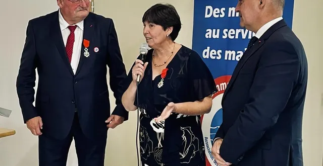photo nadine kersaudy, entour&eacute;e de&nbsp;michel fournier, pr&eacute;sident de l&rsquo;association des maires ruraux de france, et de louis le franc, pr&eacute;fet du finist&egrave;re. &copy; ouest-france 