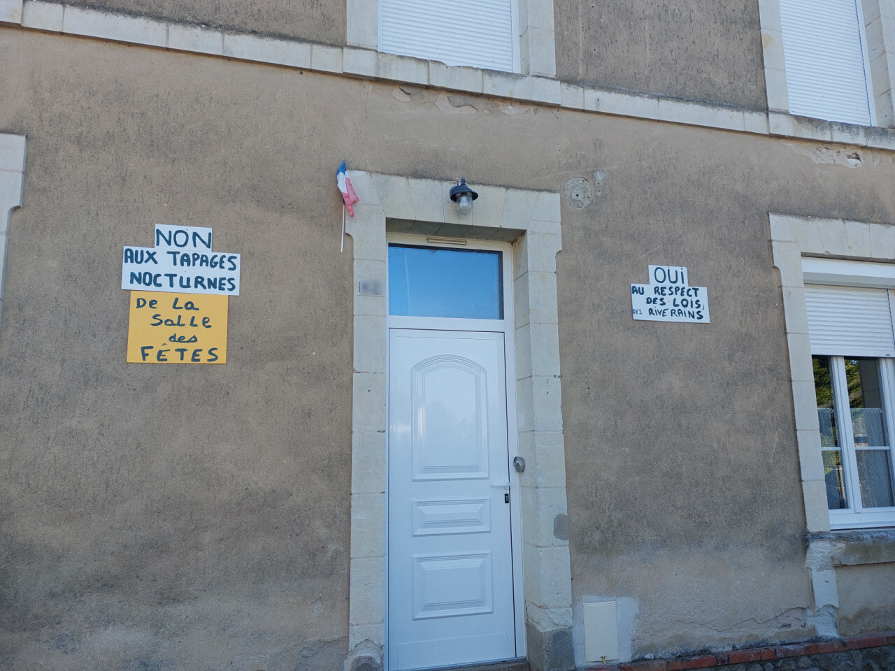 , Suite à des insultes,cette secrétaire de mairie de Sarthe souhaite que Julien Courbet l’appelle pour s’excuser