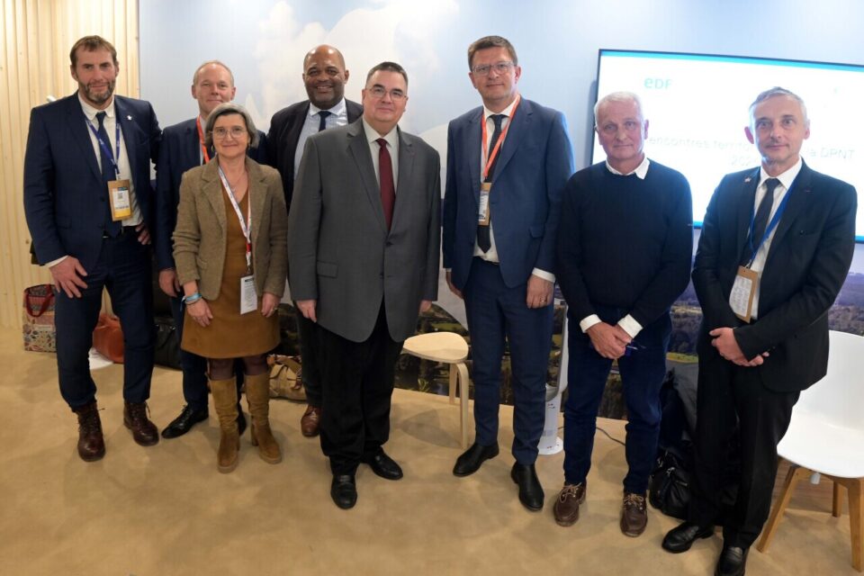 Paris le 19 n,ovembre 2025.
Cédric Lewandowski, directeur exécutif du groupe EDF, a rencontré Présidente de l'Agglomération du Cotentin Christèle Castelein, Benoit Arrivé et Benoît Fidelin président de la CLI de Flamanville pendant le congrès des maires et des présidents d’intercommunalité au Parc des expositions de la Porte de Versailles à Paris.