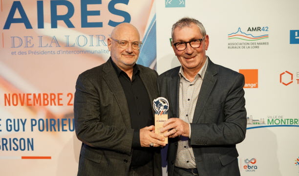 Le troph&eacute;e de l'engagement et de la solidarit&eacute; a &eacute;t&eacute; remis par Bernard Pellier-Cuit (Orange) &agrave; Pierre Vericel (pr&eacute;sident de la communaut&eacute; de communes Forez-Est). Photo Th&eacute;o Gueydan