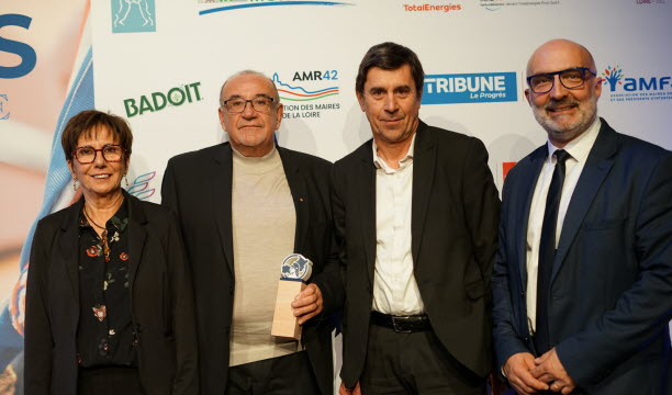 Le maire de Montrond, Serge Percet (2ᵉ &agrave; gauche), r&eacute;compens&eacute; par Ramona Gonzalez-Grail et Denis Barriol, de l&rsquo;AMF. Photo&nbsp;Th&eacute;o Gueydan