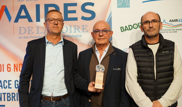 G&eacute;rard Aubret (f&eacute;d&eacute;ration des chasseurs de la Loire) a remis le troph&eacute;e de l'environnement &agrave; la commune de Saint-Denis-de-Cabanne repr&eacute;sent&eacute;e par Jean-Fran&ccedil;ois D&eacute;murger (adjoint au maire), et David Balthazard (adjoint d&eacute;l&eacute;gu&eacute;). Photo Th&eacute;o Gueydan