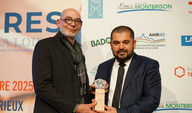 Jordan Da Silva, maire de Villars, a re&ccedil;u le troph&eacute;e "d&eacute;veloppement durable et transition &eacute;nerg&eacute;tique" des mains de Pierre Simone, vice-pr&eacute;sident du Siel-Territoire d'&eacute;nergie Loire. Photo Th&eacute;o Gueydan