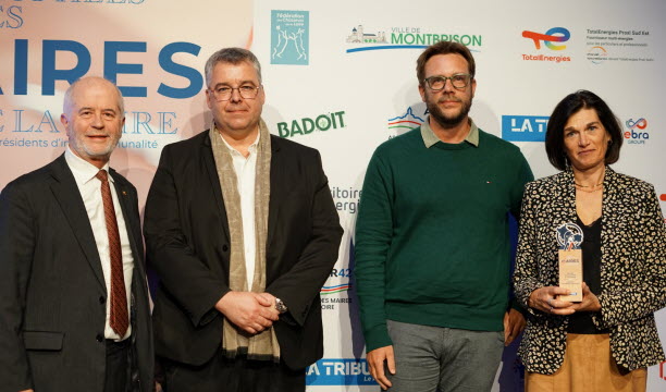 Le troph&eacute;e "culture et patrimoine" a &eacute;t&eacute; remis par Franck Maillot (directeur de l'usine Badoit de Saint-Galmier) &agrave; la d&eacute;l&eacute;gation d'Andr&eacute;zieux-Bouth&eacute;on, compos&eacute;e de Fran&ccedil;ois Driol, H&eacute;l&egrave;ne Fabre (adjointe &agrave; la culture) et Olivier Rousseau (directeur du ch&acirc;teau de Bouth&eacute;on). Photo Th&eacute;o Gueydan