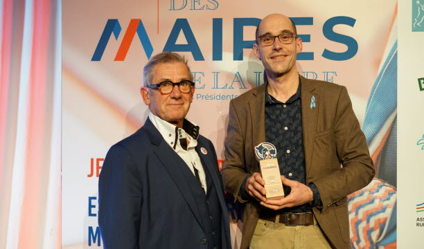 Le troph&eacute;e "bien vivre ensemble" a &eacute;t&eacute; remis &agrave; la Ville du Chambon-Feugerolles et &agrave; son maire David Fara (&agrave; droite). Photo Th&eacute;o Gueydan