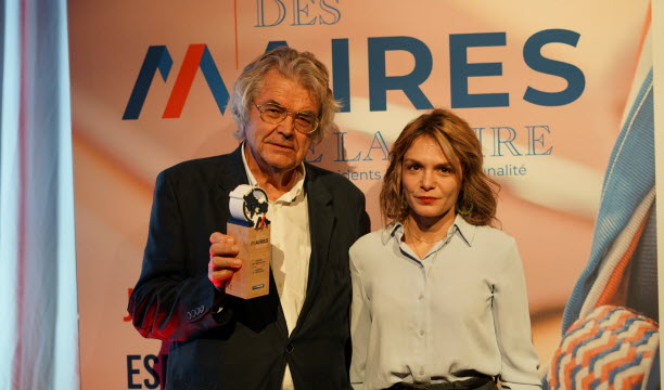 Le troph&eacute;e de l'innovation a &eacute;t&eacute; remis &agrave; Bernard Laget, maire de Ch&acirc;teauneuf, par Cindy Giardina (adjointe en charge du commerce &agrave; la ville de Montbrison). Photo Th&eacute;o Gueydan