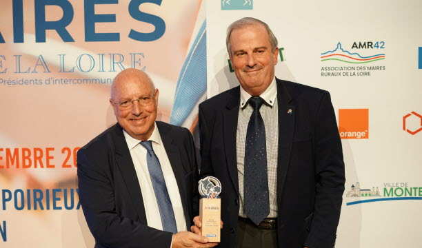 Philippe Jusserand (Banque des territoires) a remis le troph&eacute;e "Coup de coeur" &agrave; Philippe Denis, maire de Saint-Galmier. Photo Th&eacute;o Gueydan