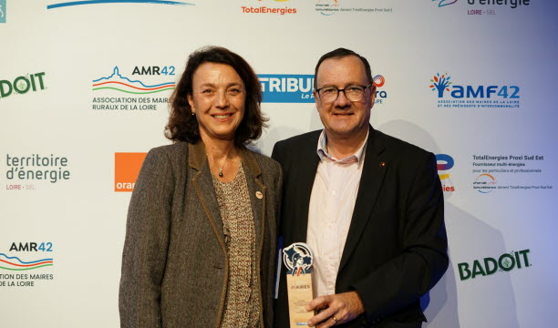 Le troph&eacute;e de l'attractivit&eacute; du territoire a &eacute;t&eacute; remis &agrave; Christophe Bazile, maire de Montbrison, par Val&eacute;rie Laugier (TotalEnergies Proxi Sud). Photo Th&eacute;o Gueydan