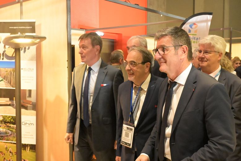 Les élus ont fait le tour des stands avec le préfet de l'Aude Alain Bucquet.