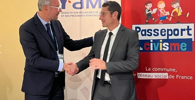 photo le maire de talmont-saint-hilaire, maxence de rugy, cr&eacute;ateur du passeport du civisme, et david lisnard, pr&eacute;sident de l&rsquo;association des maires de france (amf). &copy; association du passeport du civisme 