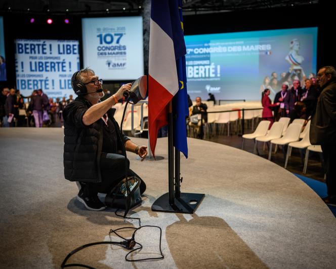 Avant la séance d’ouverture du congrès des maires, à Paris, le 18 novembre 2025.