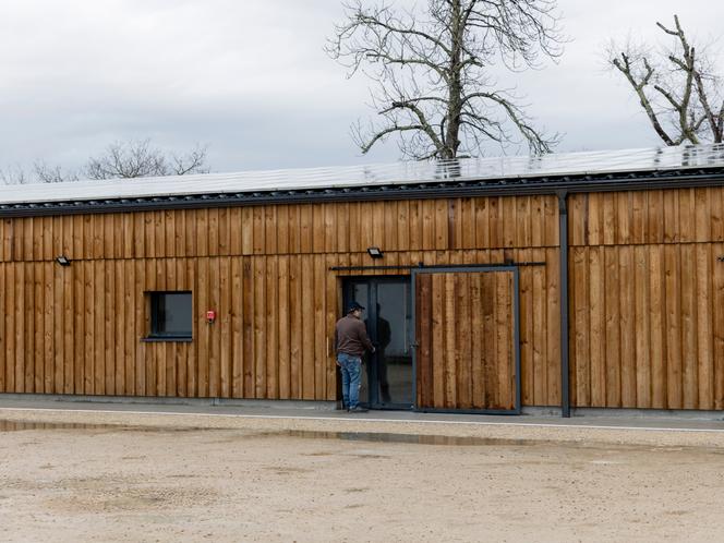 Un bâtiment de la commune d’Escource (Landes) avec panneaux photovoltaïques, le 4 février 2026.
Dans cette commune, la mairie s'est lancée dans le développement des panneaux solaires dans toute la commune avec l’objectif de rendre le village autosuffisant en énergie.