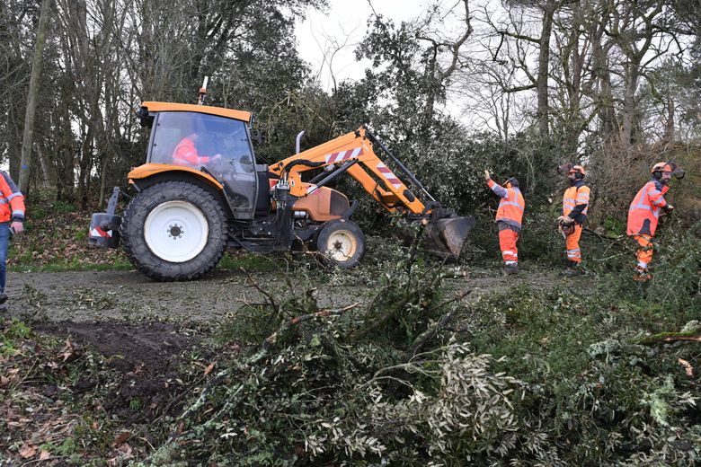 À l’image des agents du département, ici dans le secteur d’Eauze, les agriculteurs ont sorti les tracteurs pour dégager des routes communales.