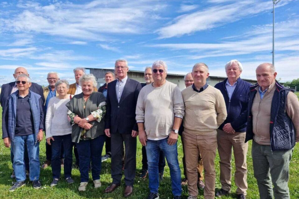 Le nouveau conseil d'administration de l'association des maires ruraux de la Manche entourant Anne Hébert, nouvelle présidente, et Hubert Lefèvre, président sortant.