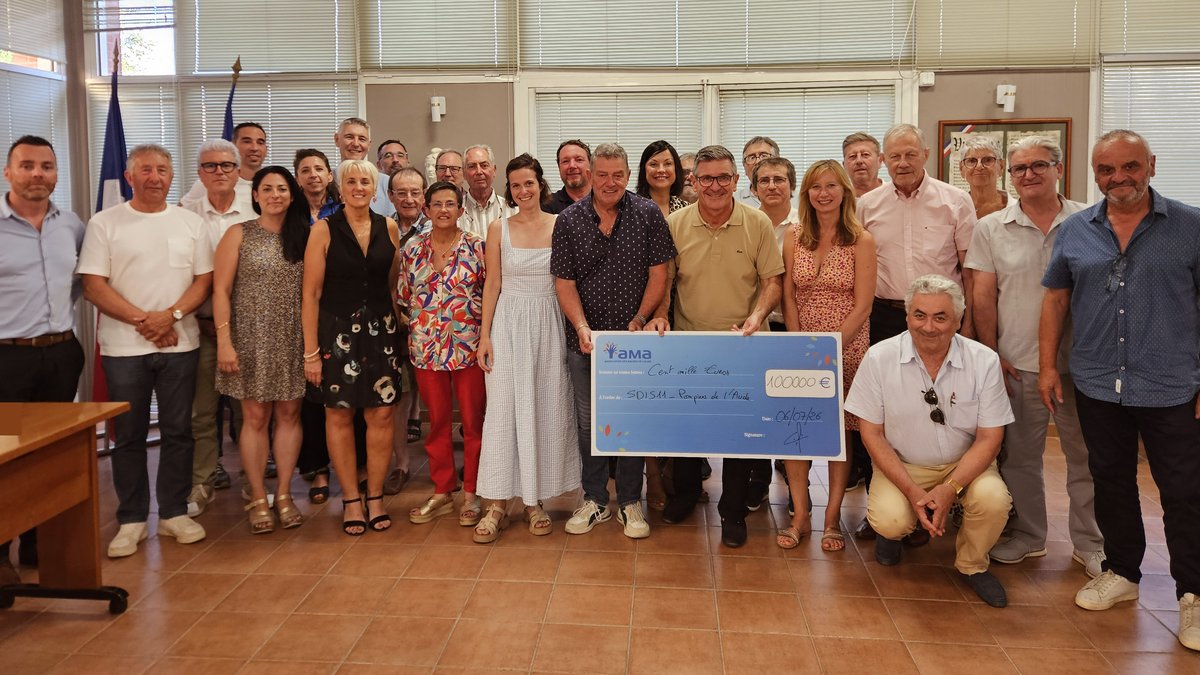 , L’Association des maires de l’Aude signe un chèque de 100 000 € pour participer au financement de l’hélicoptère bombardier d’eau du Département