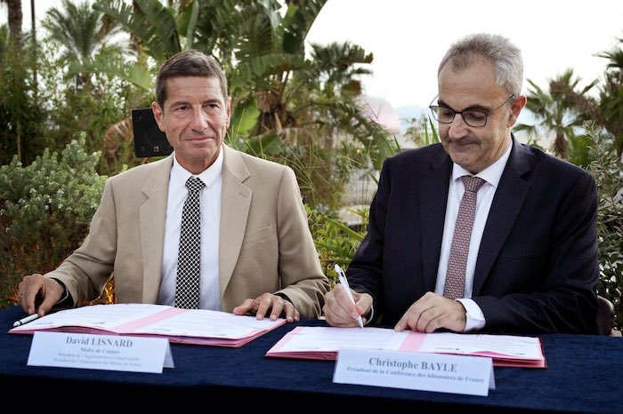 , La Conf&eacute;rence des B&acirc;tonniers et l&rsquo;Association des maires de France s&rsquo;associent pour maintenir l&rsquo;acc&egrave;s au droit sur tout le territoire.