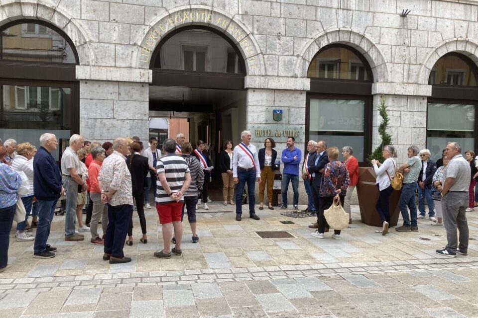 Rassemblement devant la maire de Saint-Claude