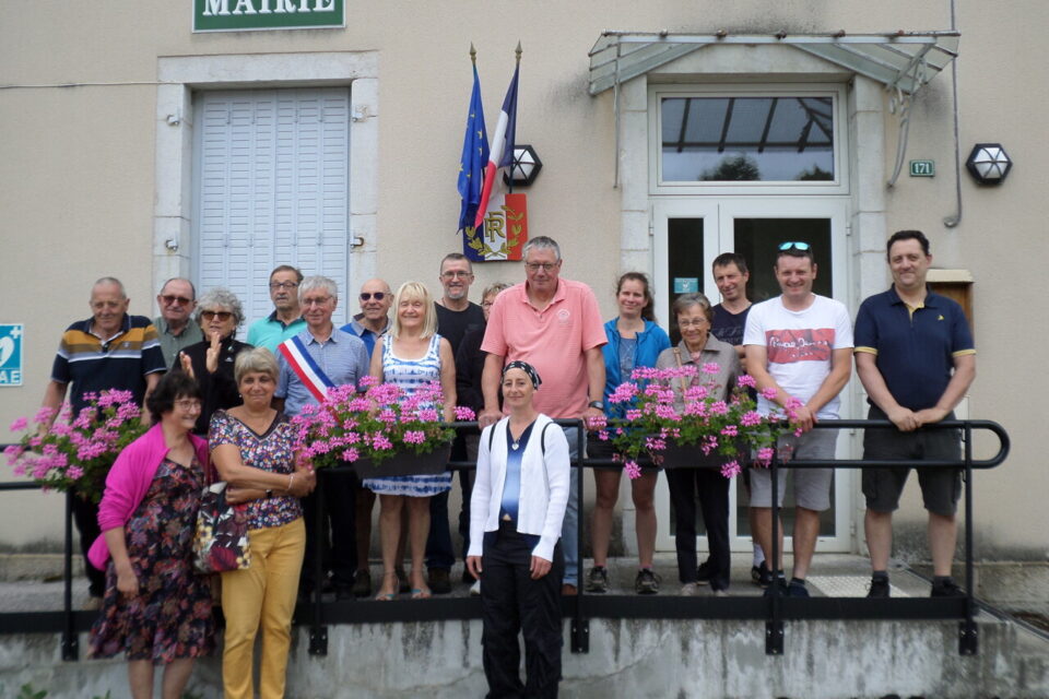 Une petite vingtaine de personnes se sont réunies devant la mairie de Montlainsia.