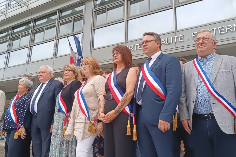 Devant le Conseil départemental, les élus jurassiens ont aussi voulu témoigner de leur solidarité avec les maires, et des violences qu'ils sont eux-mêmes victimes.
